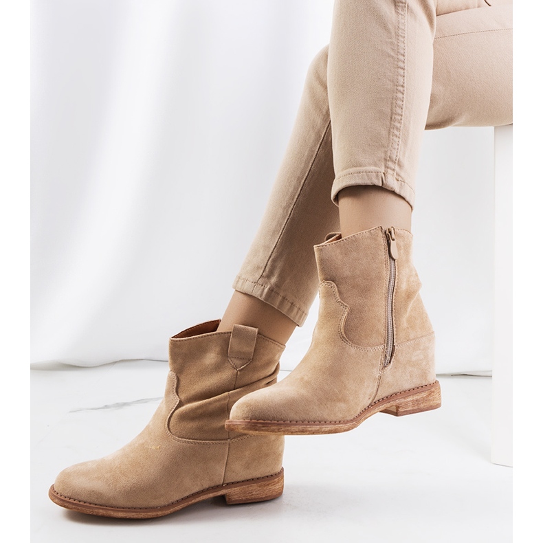 Beige Stiefel auf einem Indoor-Hunjet-Keilabsatz 1