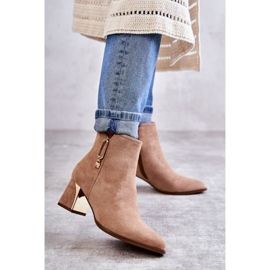 PS1 Wildlederstiefel auf einem Pfosten mit beigefarbener Erine-Dekoration 1