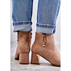 PS1 Wildlederstiefel auf einem Pfosten mit beigefarbener Erine-Dekoration 2