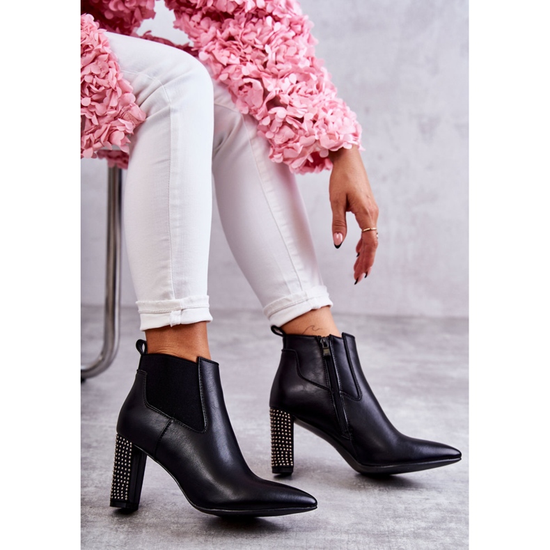 PG1 Elegante schwarze Elinor-Stiefel auf einem Pfosten mit Jets 1