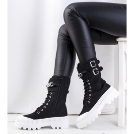 Schwarze Turnschuhe mit Taus-Kette 1