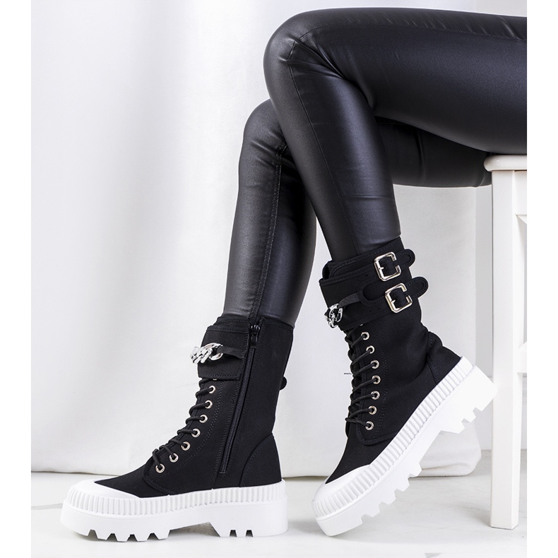 Schwarze Turnschuhe mit Taus-Kette 1