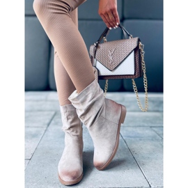 Stiefel auf einem versteckten Bansi Beige Wedge 1