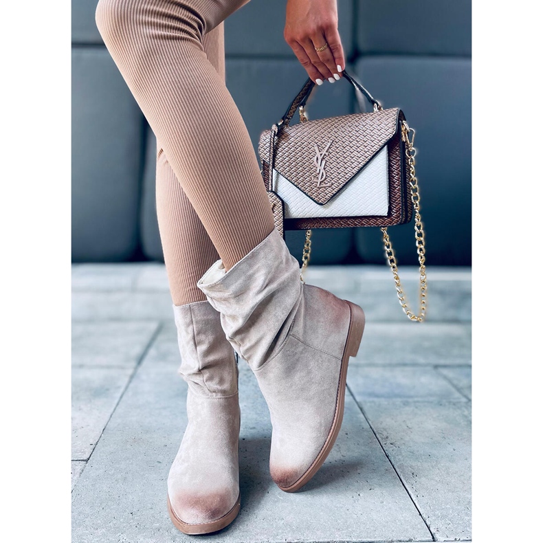 Stiefel auf einem versteckten Bansi Beige Wedge 1