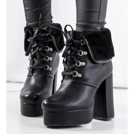 Schwarze Stiefel auf dem Madina-Pfosten 1