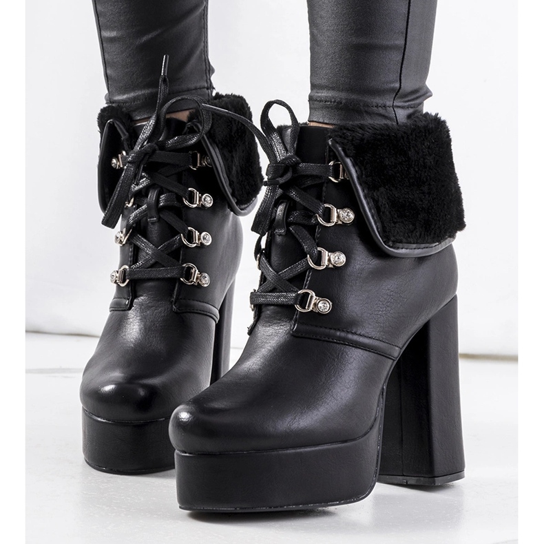 Schwarze Stiefel auf dem Madina-Pfosten 1