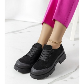 Schwarze Turnschuhe auf der Dearth-Plattform 1