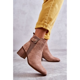 Wildlederstiefel auf einem Post Brown Vannes braun 1