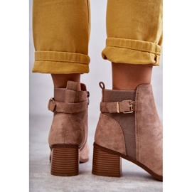 Wildlederstiefel auf einem Post Brown Vannes braun 2