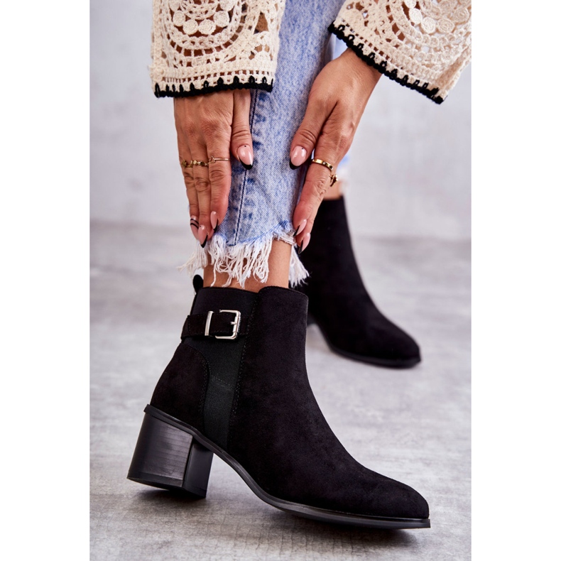 PS1 Wildleder Schwarze Stiefel Auf Einem Posten Schwarz Vannes 1