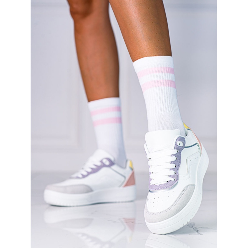 Sportschuhe für Damen von Shelovet auf einer weißen Plattform 1