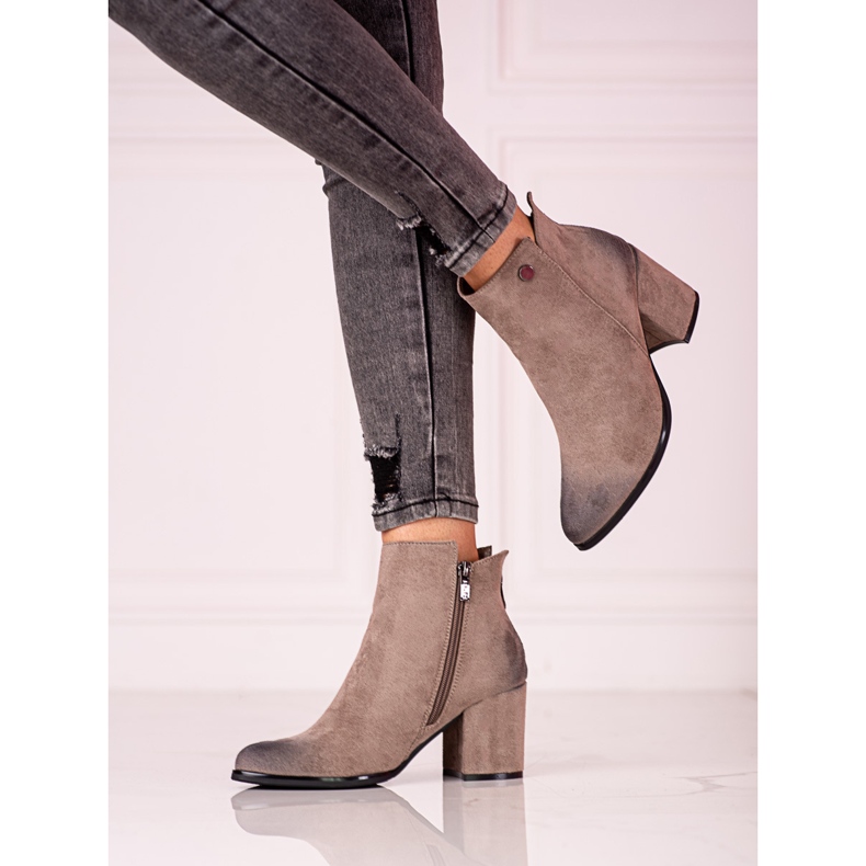 Braune Shelovet Damenstiefel mit dekorativem Reißverschluss hinten 1