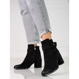 Schwarze Damenstiefel auf einem Pfosten aus ökologischem Shelovet-Wildleder 1