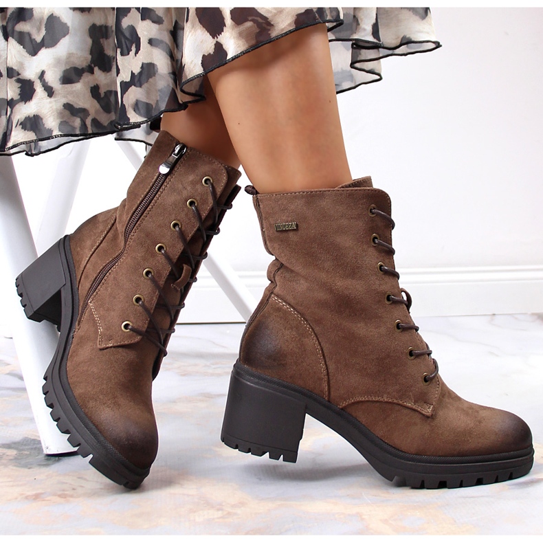 Braune Vinceza-Wildlederstiefel auf der Post 1