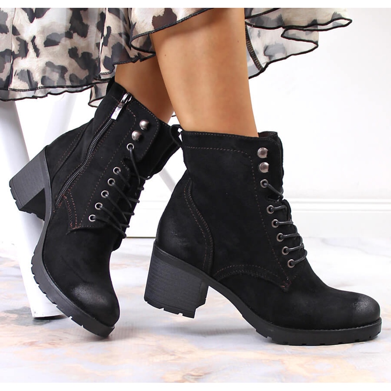 Schwarze isolierte Wildlederstiefel von Potocki für Damen 1