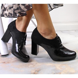 Jazzschuhe für Damen an einem schwarzen Jezzi-Pfosten 1