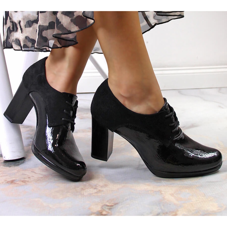 Jazzschuhe für Damen an einem schwarzen Jezzi-Pfosten 1