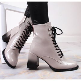 S.Barski Auf einem Pfosten lackierte Stiefel, warmes Grau S. Barski 1