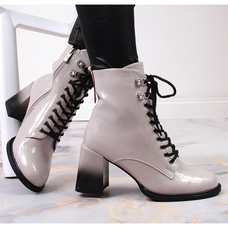 S.Barski Auf einem Pfosten lackierte Stiefel, warmes Grau S. Barski 1