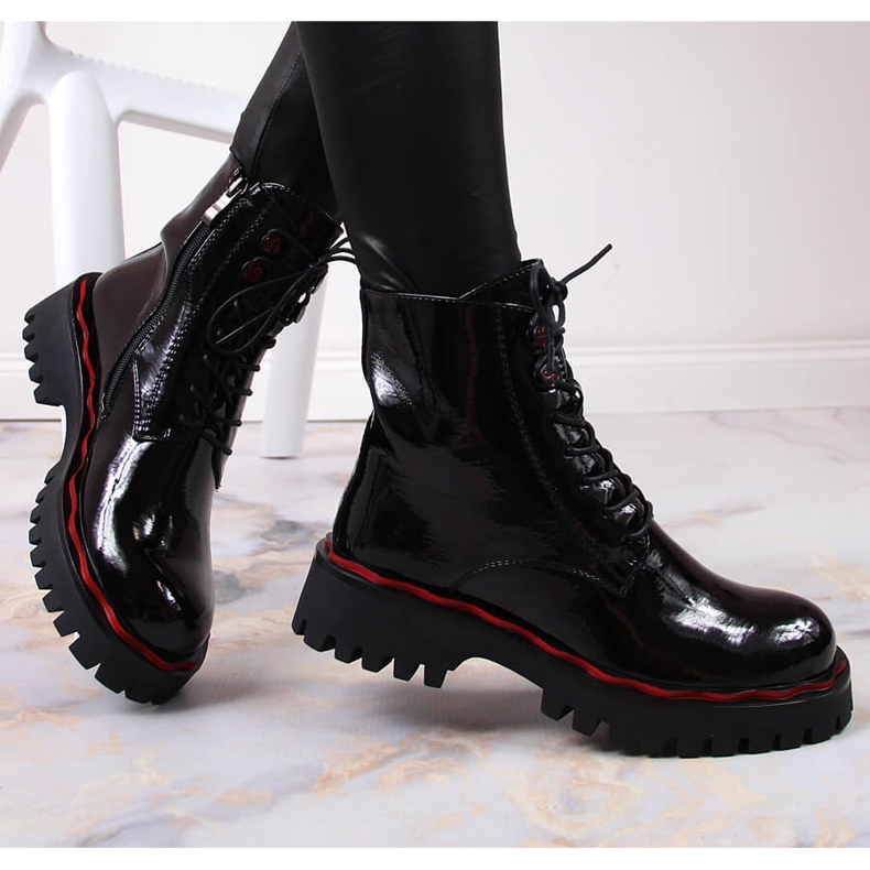 S.Barski Isolierte Stiefel aus schwarzem Lackleder von S. Barski 1