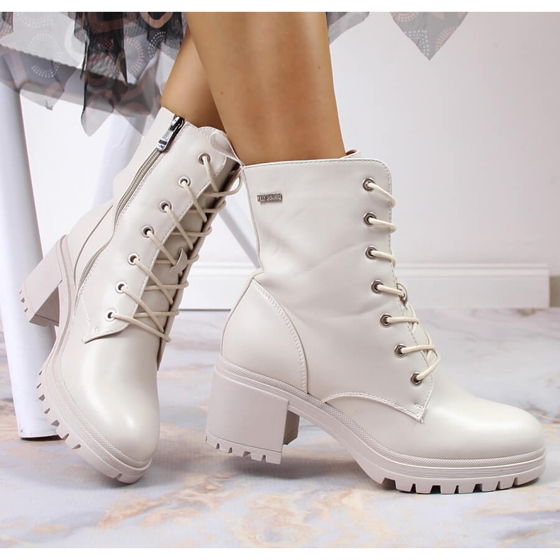 Stiefel am Pfosten, isolierte beige Vinceza 1