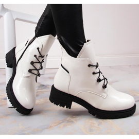 Damenschuhe, lackiert, warmweiß Potocki 1