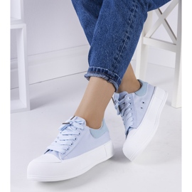 Blaue Turnschuhe auf der Kilkenny-Plattform 1