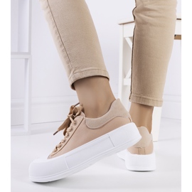 BM Braune Turnschuhe auf der Kilkenny-Plattform 1