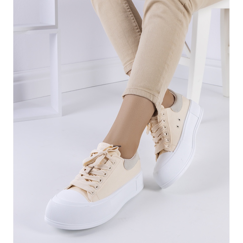 Beige Turnschuhe auf der Kilkenny-Plattform 2