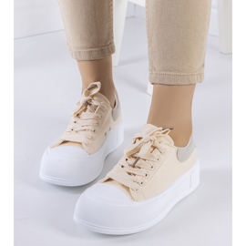 Beige Turnschuhe auf der Kilkenny-Plattform 1