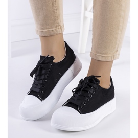 Schwarze Turnschuhe auf der Kilkenny-Plattform 1