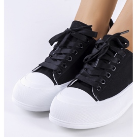 Schwarze Turnschuhe auf der Kilkenny-Plattform 2