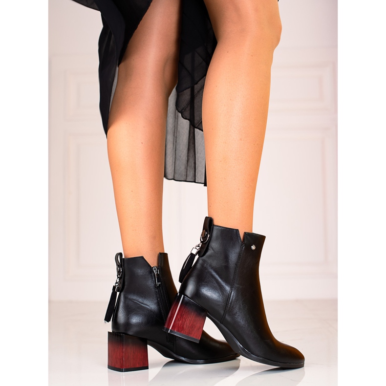 W. Potocki Modische Damenstiefel auf dem schwarzen Pfosten von Potocki 1