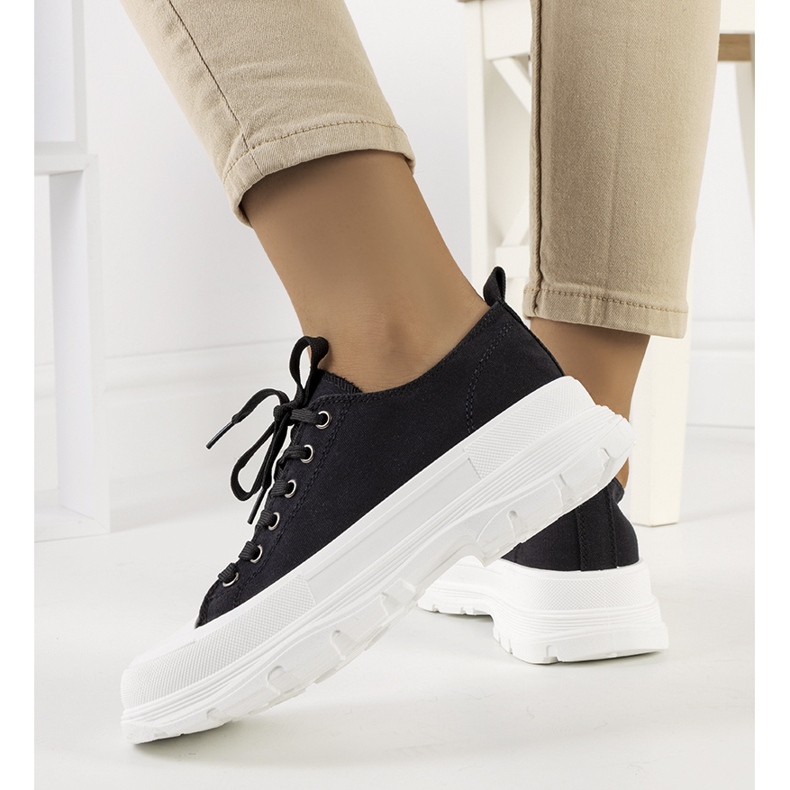 Schwarze Turnschuhe auf einer dicken Ardglass-Sohle 1