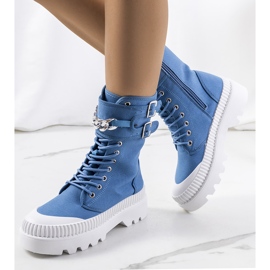 Blaue Turnschuhe mit Taus-Kette 1
