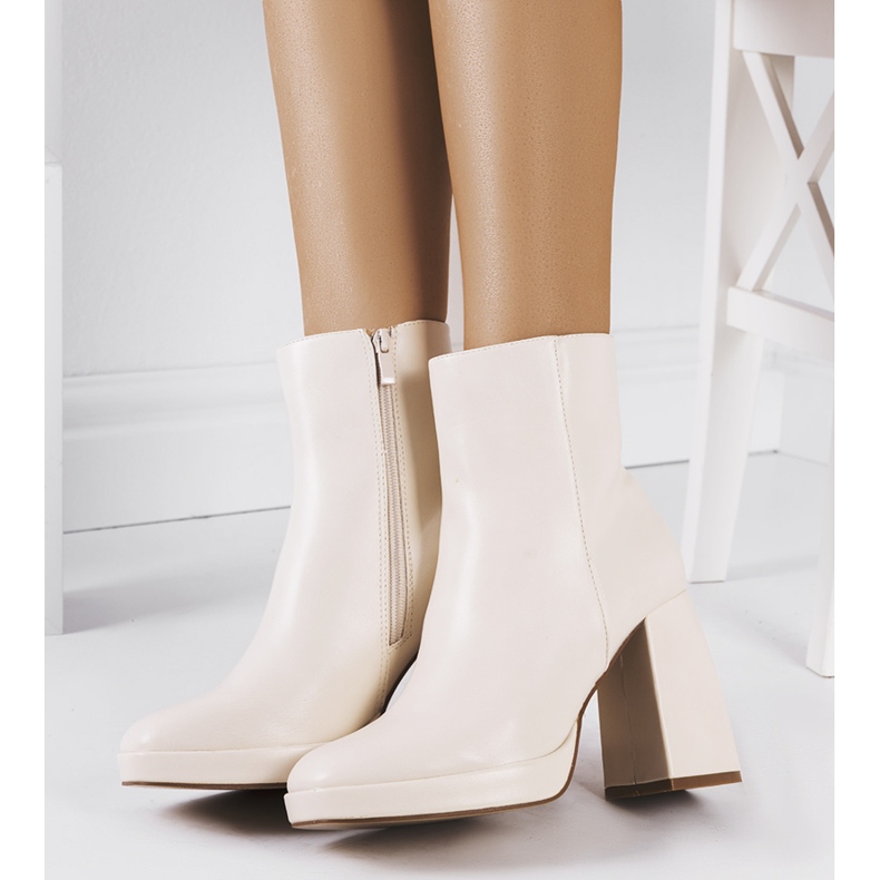 Beige Stiefel auf dem Jilin-Posten 1
