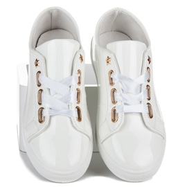 Ideal Shoes Lackierte Turnschuhe mit einem Band weiß 1