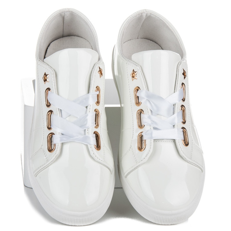 Ideal Shoes Lackierte Turnschuhe mit einem Band weiß 1
