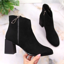 S.Barski Damenstiefel auf schwarzem Wildlederblock von S. Bararski 1