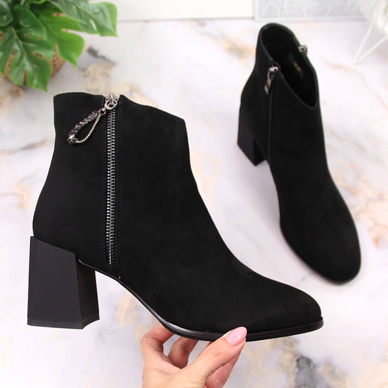 S.Barski Damenstiefel auf schwarzem Wildlederblock von S. Bararski 1