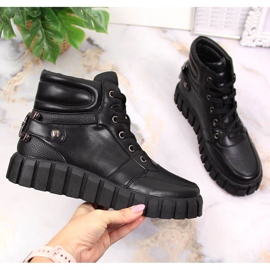 Plattformarbeiterinnen mit schwarzer Potocki-Dekoration 1