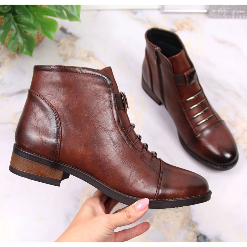 Braune Stiefel mit flachem Absatz Sabatina SAB118 1