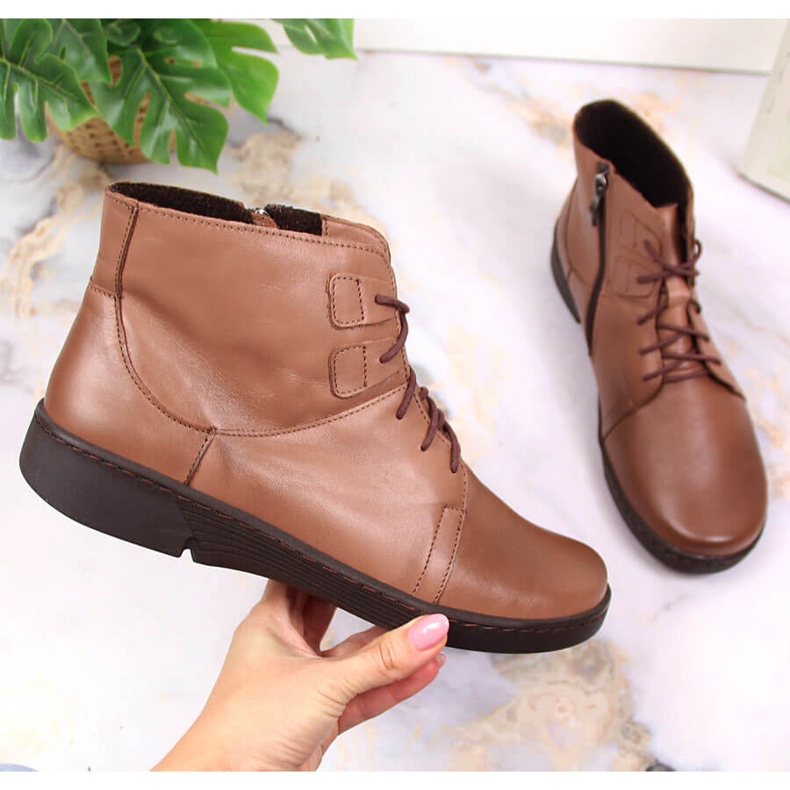 Bequeme braune Lederstiefel für Damen isoliert braun Łukbut LUK1816B 1