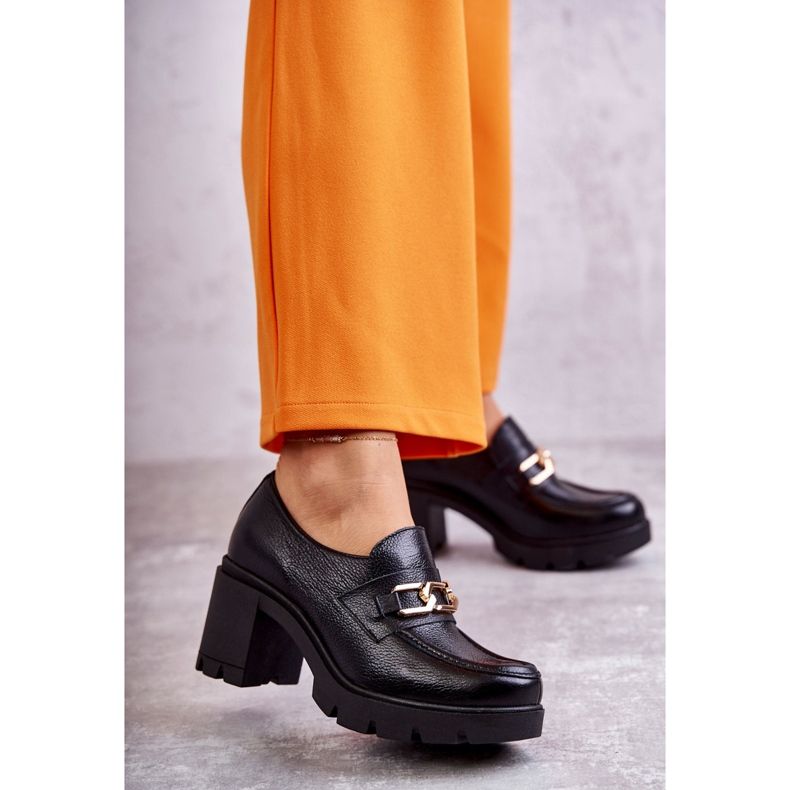 Lederschuhe auf einer Säule mit einem goldenen Ornament schwarz Mikeyla 1