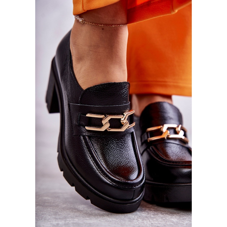 Lederschuhe auf einer Säule mit einem goldenen Ornament schwarz Mikeyla 2