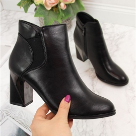 Jezzi Schwarze isolierte Stiefel an einem dekorativen Pfosten 1