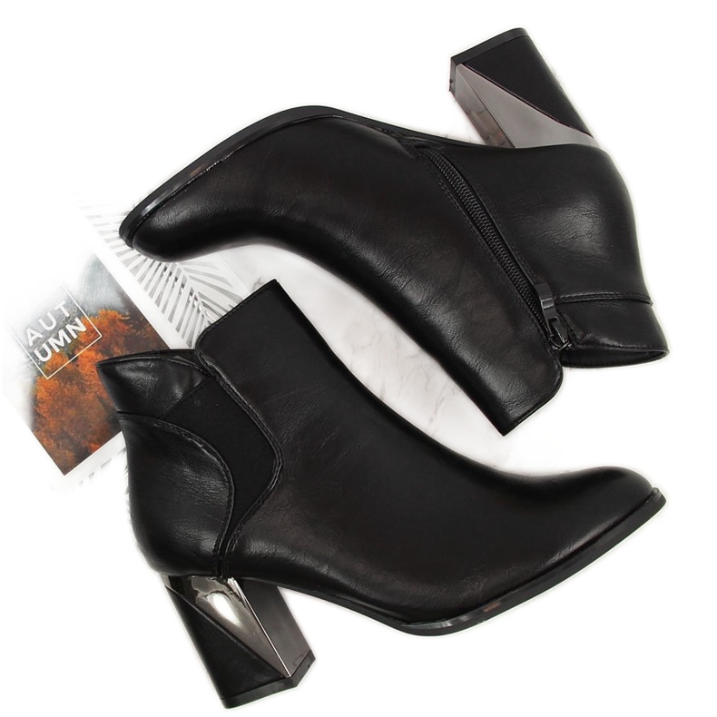 Jezzi Schwarze isolierte Stiefel an einem dekorativen Pfosten 2