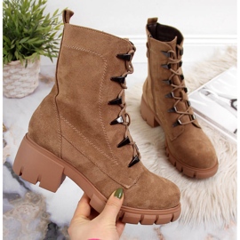 Damenstiefel isoliert auf einem kamelfarbenen Jezzi-Block braun 2