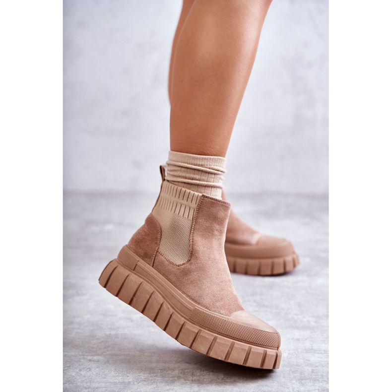 FB2 Modische Slip-On-Stiefel auf der dunkelbeigen Jenna-Plattform 1