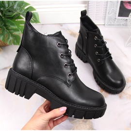 Isolierte Arbeiterinnen auf einer schwarzen Plattform von Sergio Leone 1